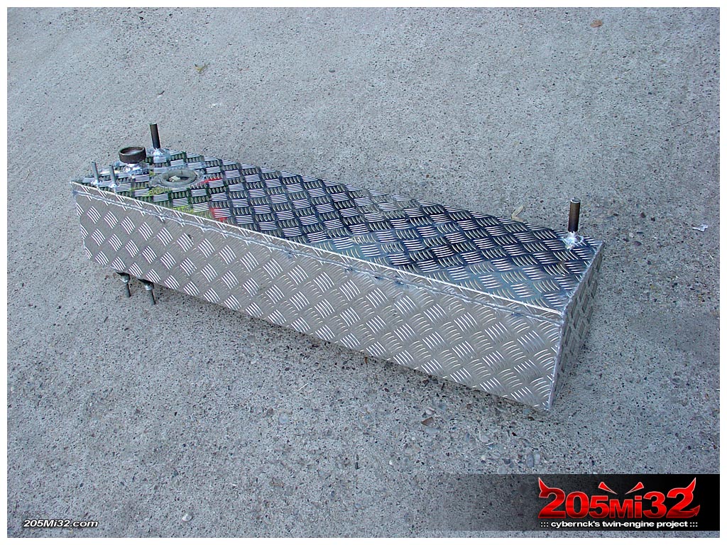 This is a custom (like most of things) aluminium fuel tank, made to our specs.