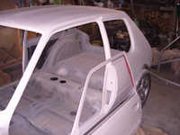 I also sprayed the complete car exterior with the white primer now.